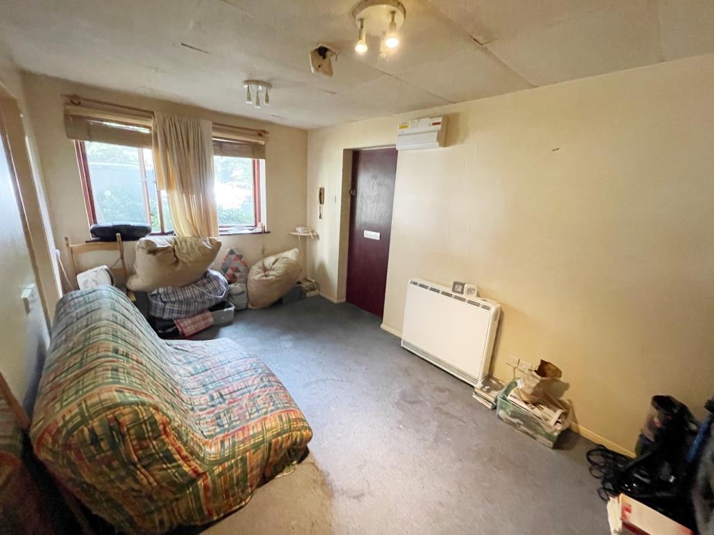 Lot: 126 - RESIDENTIAL INVESTMENT - GROUND FLOOR STUDIO FLAT - Living/Bedroom area